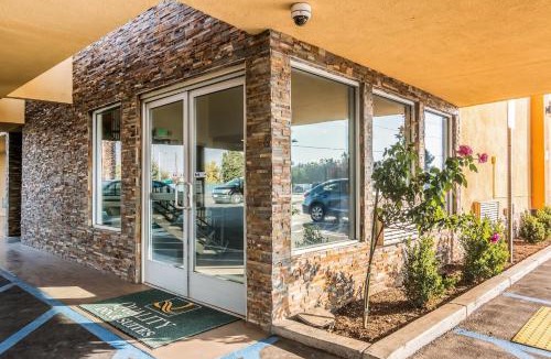 Oleander - Sunset Hotel | Quality Inn & Suites near Downtown Bakersfield