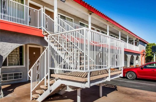 Ridgecrest Apartment | Queen Bed Non-Smoking