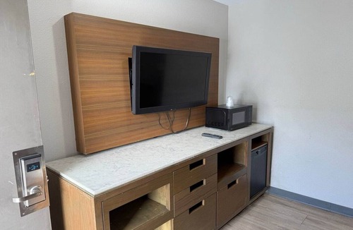 Lincoln Acres Apartment | Queen Bed Non-Smoking