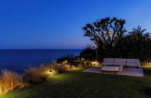 Malibu House | Queen’s Necklace Views, Hot Tub & Pizza Oven