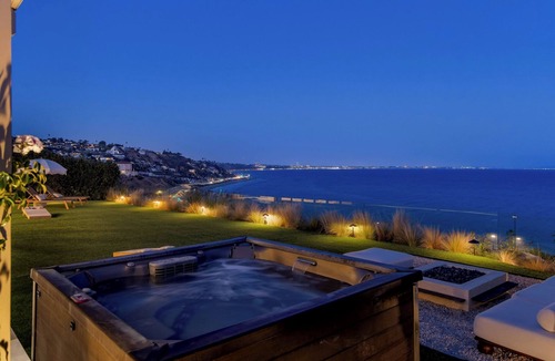 Malibu House | Queen’s Necklace Views, Hot Tub & Pizza Oven
