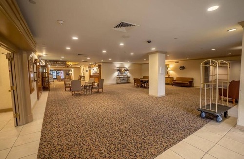 Raisin Hotel | Quick Access to Fresno Airport – Comfortable Stay with Shuttle & Parking