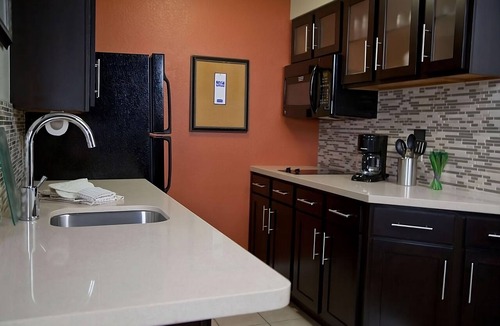 San Bruno Hotel | Quick Drive from San Francisco Int’l Airport! Unit w/Full Kitchen & Free Bfast!