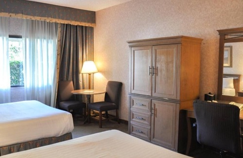 Raisin Hotel | Quick Fresno Stay – 3 Affordable Units w/ Airport Shuttle & Nearby Dining