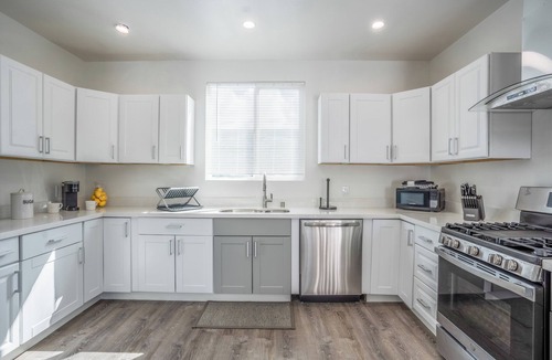 Paradise Park Apartment | Quiet 2 Bedroom Apartment near Berkeley/Emeryville Boarders