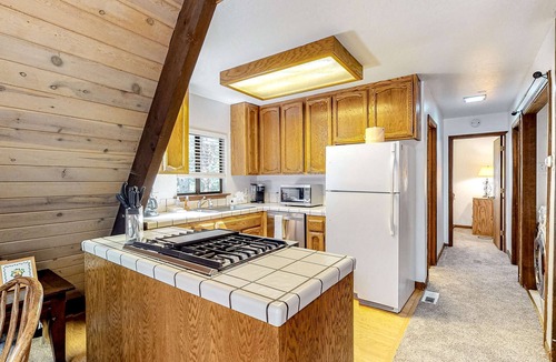 Tahoe Paradise House | Quiet A-frame cabin near town with forest views & WiFi - dog-friendly