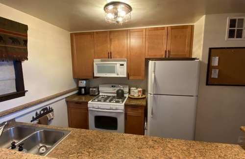 Big Bear Cabin | Quiet Cabin Retreat with quick access to Hwy 38 to Redlands and Lucerne Valley.