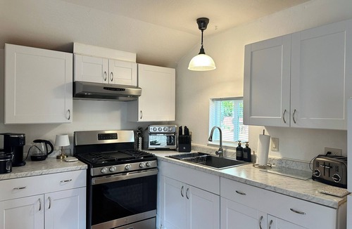 Grass Valley House | Quiet clean dog friendly 1 bd, 1 ba home minutes away from downtown Grass Valley
