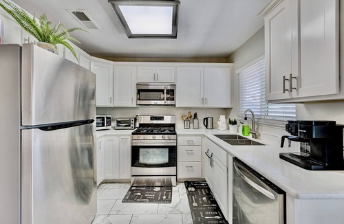Las Vegas House | Quiet & Cozy 2BR in Heart of Vegas - 15 Mins to Strip & Downtown