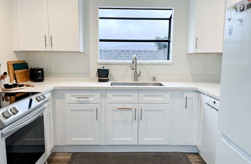 Baywood Park House | Quiet, light-filled home near the bay and nature trails