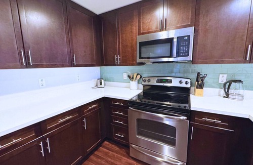 Westwood Apartment | Quiet PentHouse 3BR/2BA 30+ Night Wilshire Corridor Near UCLA, Westwood