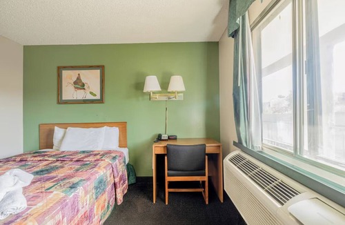 Barstow Hotel | Quite One Queen Deluxe Room Near Route 66 Museum - Perfect for Tourist