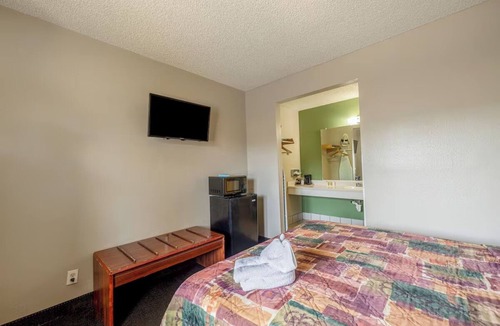 Barstow Hotel | Quite One Queen Deluxe Room Near Route 66 Museum - Perfect for Tourist