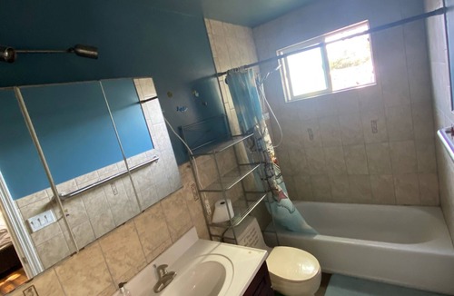 Hayward House | Quite private rooms w/bathroom — super close to Hayward airport