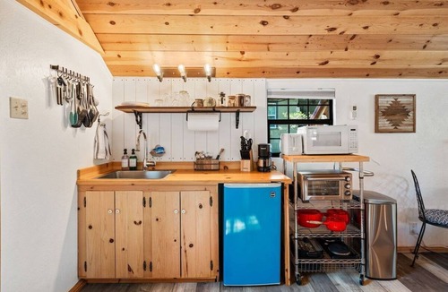 Shaver Lake Apartment | Raccoons Hallow is a cute studio apartment centrally located in the heart of Shaver Lake
