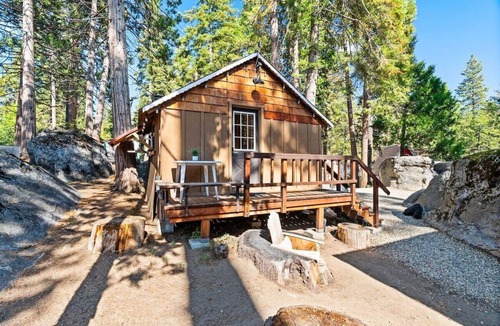 Shaver Lake Apartment | Raccoons Hallow is a cute studio apartment centrally located in the heart of Shaver Lake