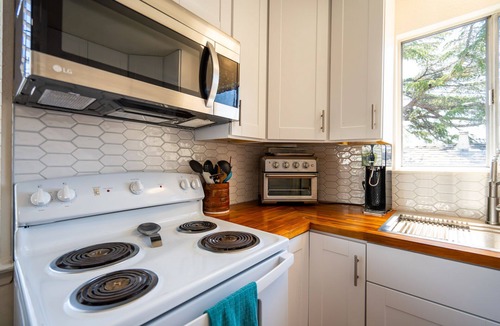 Railroad District House | Railroad Dist, 10 Walk to DT, 1 min Sally Loo's Sleeps 4/6 max, Pets & Parking