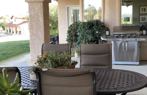 Paso Robles House | Rancho Beruli: Close to Town, Vineyard Living, Outdoor Pizza Oven, 3 King Beds