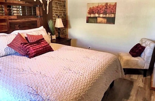 Westcliffe Hotel | Ravens Little Brick Lodge on Main, King, Living Rm, Kitchen, Grill, Dog ok