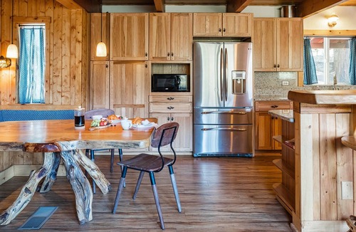 West Village House | Red House | Minutes to Shaver Lake!