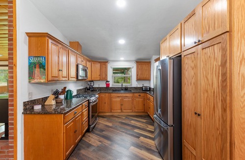 Three Rivers House | Redwood Cabin on The Main Fork of the Kaweah River