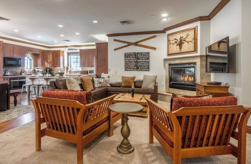 Mammoth Lakes Cabin | Refined Rustic Retreat | Walk to Canyon Lodge, Hot Tub, Sauna & Garage