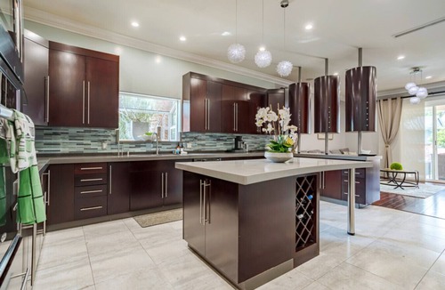 Valley Glen House | Regal 4 bed with hot tub close to Universal Studios