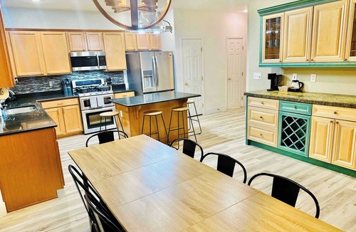 Fernley House | Regal Fernley Villa-20 Min to USA Pkwy|5Bedrooms|Sleeps19