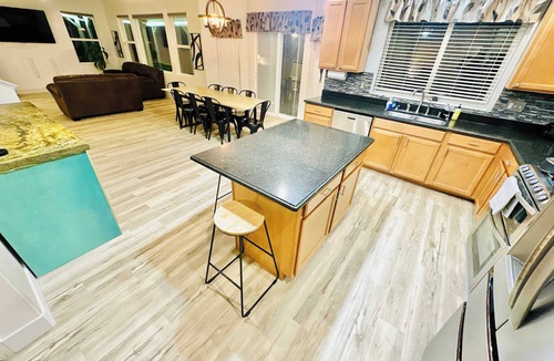 Fernley House | Regal Fernley Villa-20 Min to USA Pkwy|5Bedrooms|Sleeps19