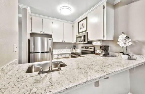 South Lake Tahoe Hotel | Relax and Recharge! 2 Comfortable Units, Free Breakfast, Pets Allowed!