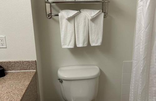 Barstow Hotel | Relax in 2 Serene Rooms w/Free Breakfast & Parking + Near Tanger Outlet Mall