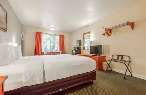 San Clemente Hotel | Relax in a King Bed Non-Smoking Room with Free Parking & Ocean Nearby