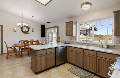 Paso Robles House | Relax in Paso Robles: Fenced Yard & Vineyard Views