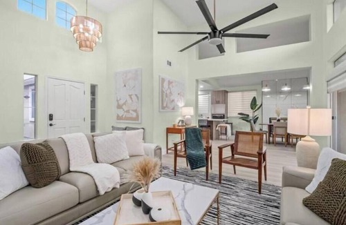 Fresno House | Relax & Re-leaf in Modern Comfort