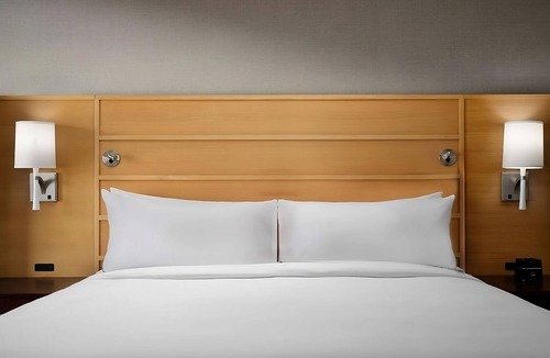 South Redondo Hotel | Relax & Recharge! Pet-Friendly Near Noble Park, Balcony, Outdoor Swimming Pool!