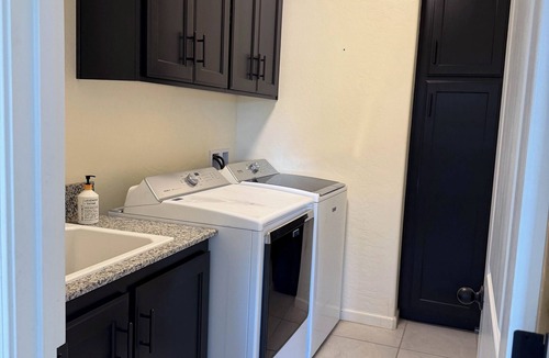 Tulare House | Relax & unwind+fire pit+pergola dining+cozy living