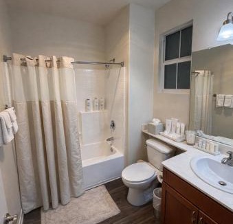 Marina del Rey Apartment | Relaxed Marina del Rey Stay - 1BR with Pool, Sauna & Gym Access