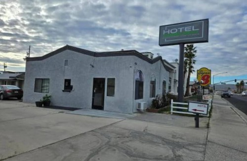 Ridgecrest Hotel | Relaxed Room w/Queen Beds + Kitchenette, Perfect for Extended Stays