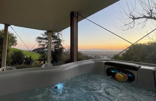 Oakland House | Relaxing Bay view home w/ hottub