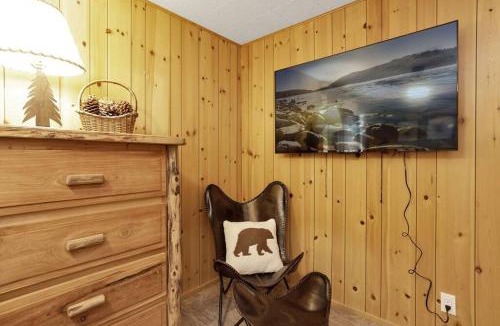 Big Bear House | Relaxing Bruin Chalet at Big Bear City- Minutes to Activities