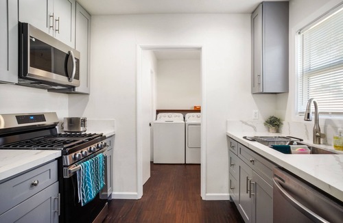 Los Angeles House | Relaxing House w/BBQ, Firepit, Laundry, Private Yard - near LAX, SoFi, Forum