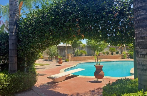 Greenacres House | Relaxing paradise with beautiful green landscaping and pool