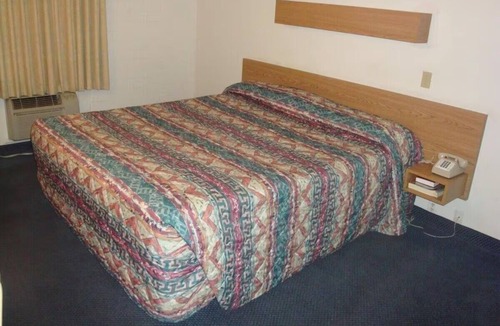 Lake Havasu City Hotel | Relaxing Room Near London Bridge & Windsor Beach | Free Parking, Pets Allowed