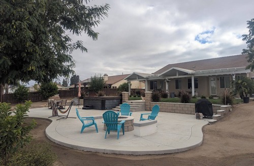 Nuevo House | Relaxing Suburban Getaway in a Half Acre Property