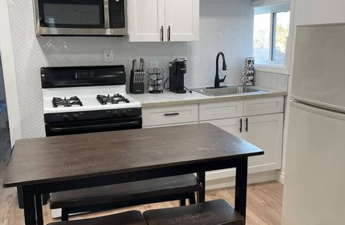 Boyle Heights House | Remodeled 2-Bedroom House 2 Miles From DTLA With Free Parking