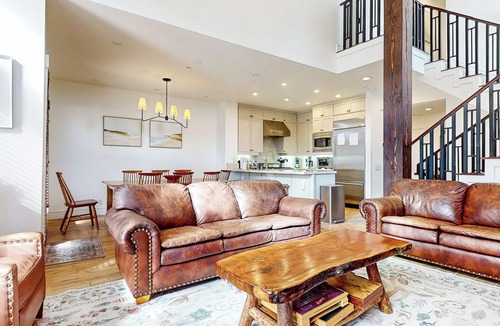 Mammoth Lakes House | Remodeled & Beautiful Home. Private Hot Tub & Gas Grill, Near Biking Trails