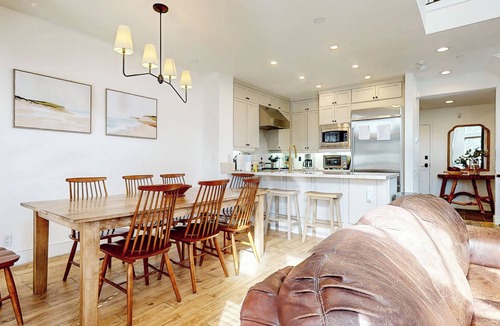 Mammoth Lakes House | Remodeled & Beautiful Home. Private Hot Tub & Gas Grill, Near Biking Trails