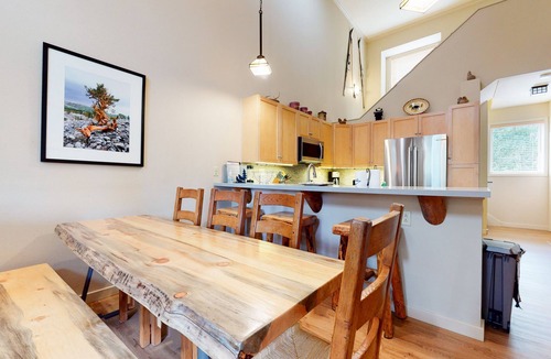 Mammoth Lakes Condo | Remodeled & Bright, On the Golf Course. Private Gas Grill, Pool On-site