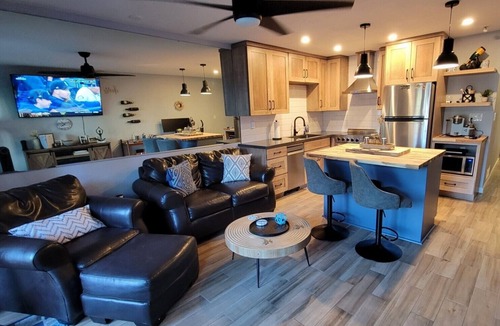 Santa Ana Heights Condo | 🏖️Remodeled Coastal Condo. EZ Walk to Lido Marina Village Balboa Beach & Pier