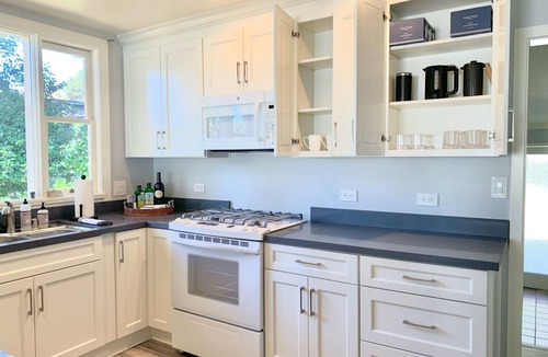 Sonoma House | Remodeled farmhouse walking distance to downtown Sonoma!